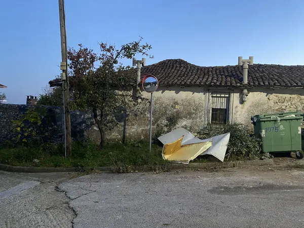 Πριν: η παλιά κατοικία από τον δρόμο, με την ετοιμόρροπη ξύλινη στέγη