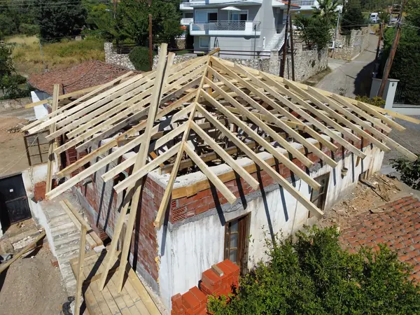 Αύγουστος 2023: κατασκευή της νέας ξύλινης στέγης