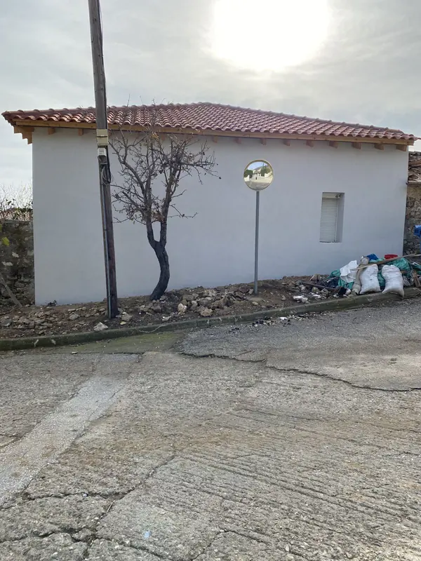 Μετά: η ίδια όψη με τη νέα στέγη και τα επιχρίσματα