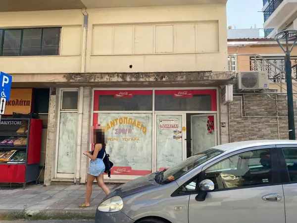 Πριν: το ανενεργό κατάστημα από τον δρόμο