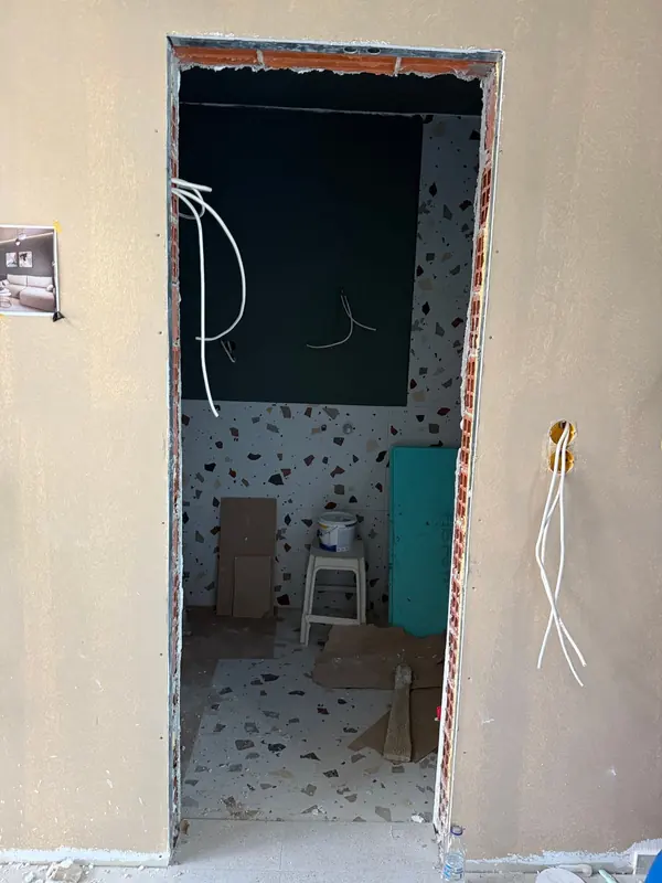 Το μπάνιο με terrazzo και βαθύ πράσινο, όπως στη μελέτη